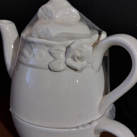 Vintage Teapot Cup Set Stacked White Porcelain with Relief Molded White Flowers - Picture 4 of 15